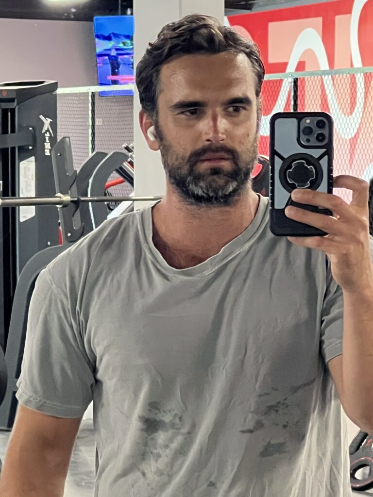 norvégien sexy qui fait un selfie