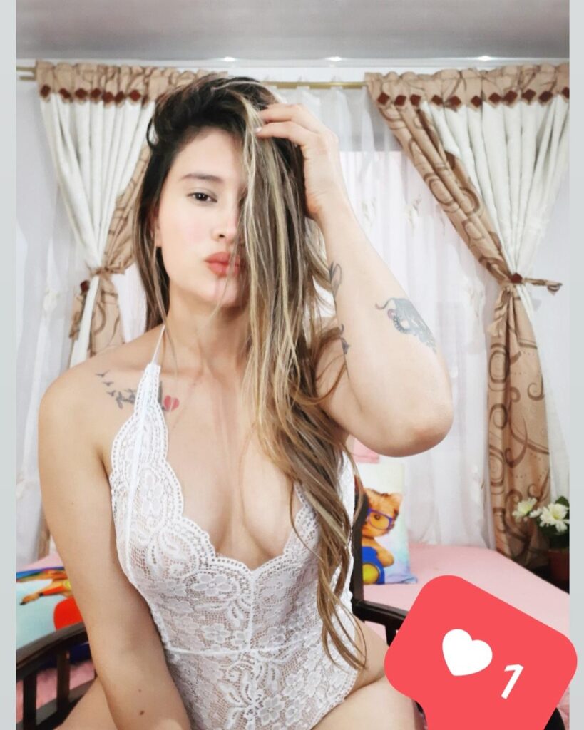 colombienne main dans les cheveux 