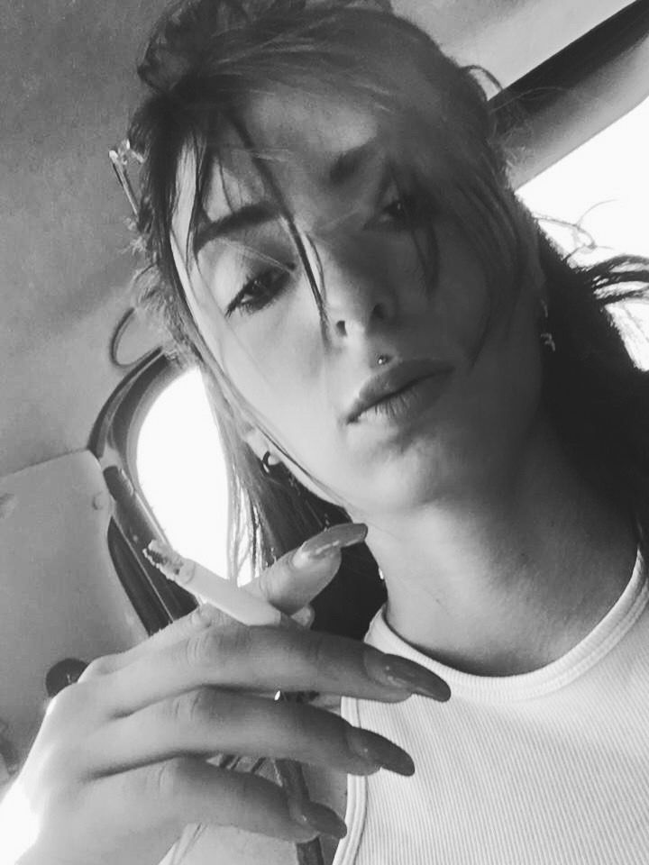 jeune femme italienne avec piercing