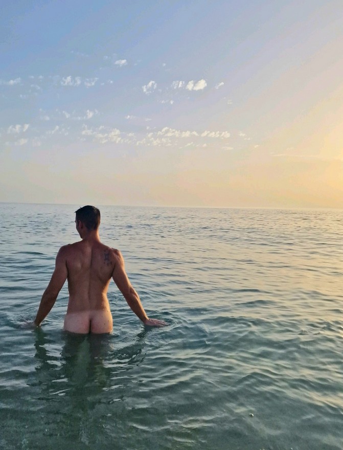 mec nu dans l'eau 