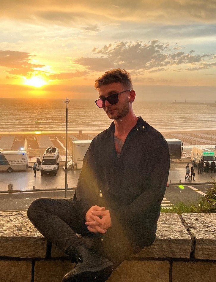 gay espgnaol devant un couché de soleil 