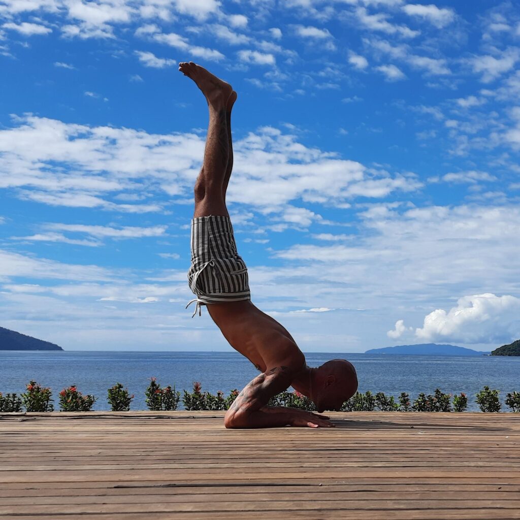 gay italien qui fait du yoga