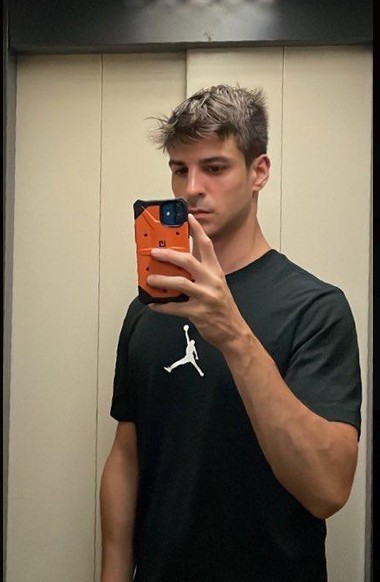 italien gay et sexy qui fait un selfie