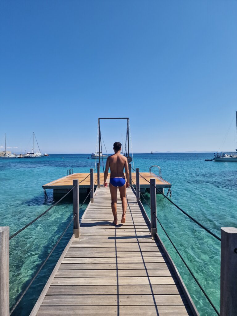 homme gay en slip a la plage 