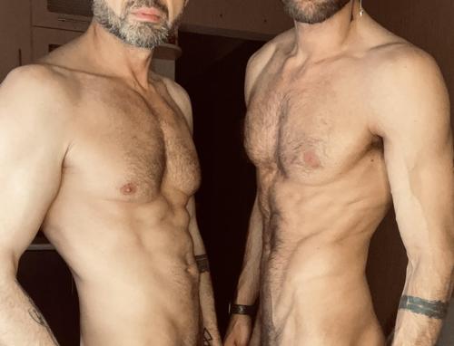 deux mecs musclés