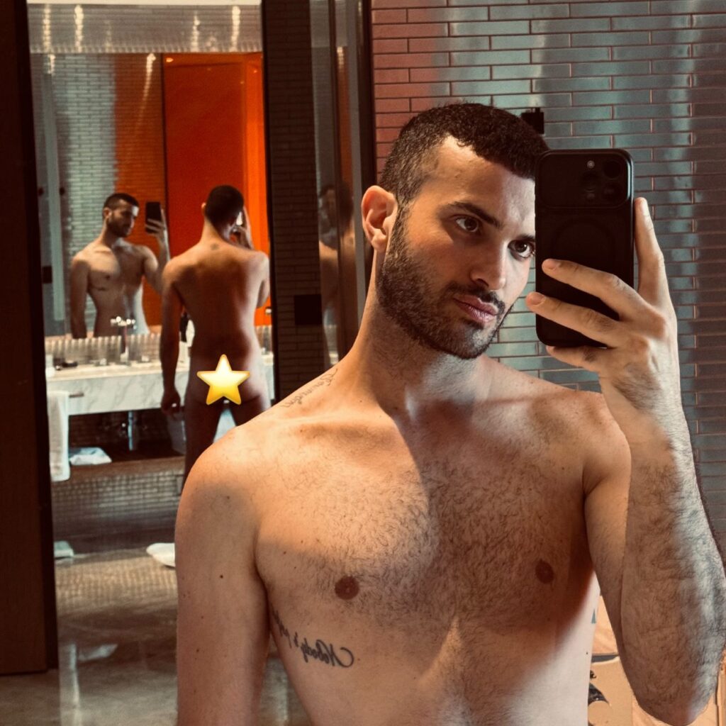 gay qui fait un selfie
