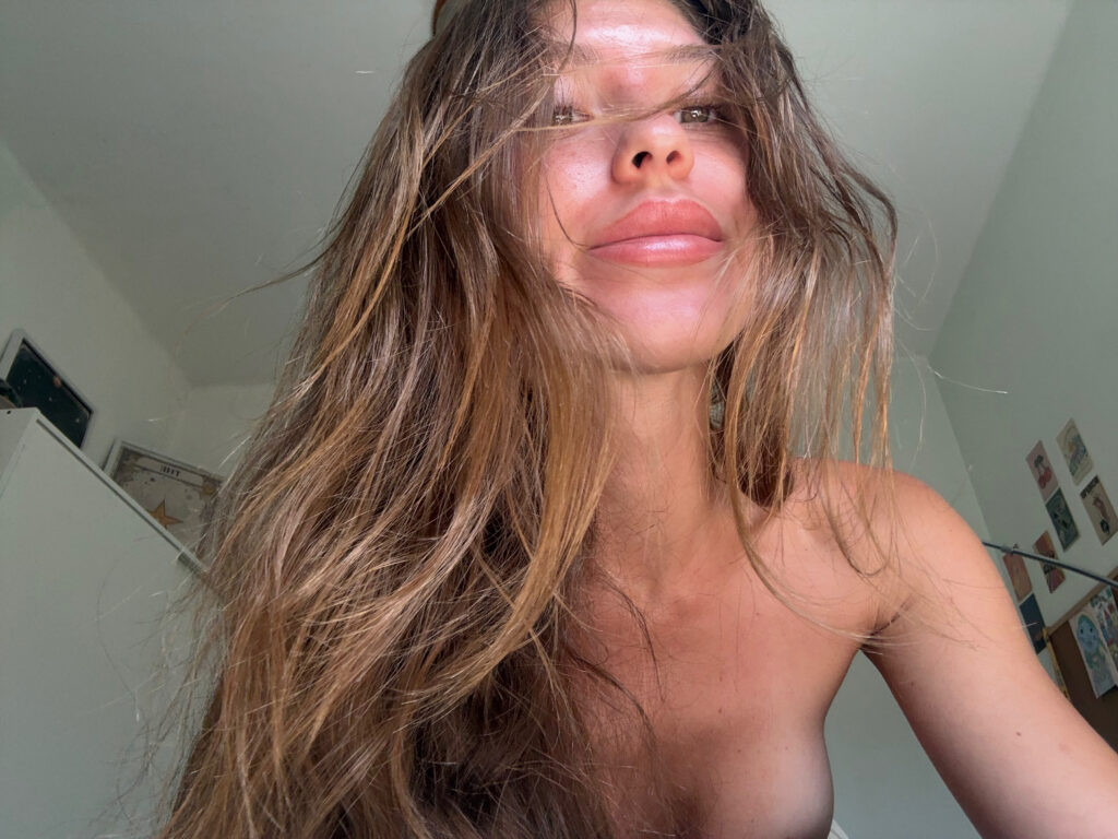 fille seins nus selfie