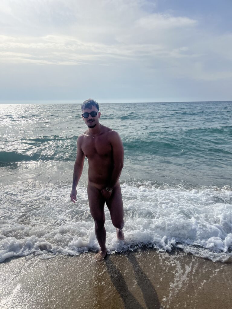 Mec nu à la plage