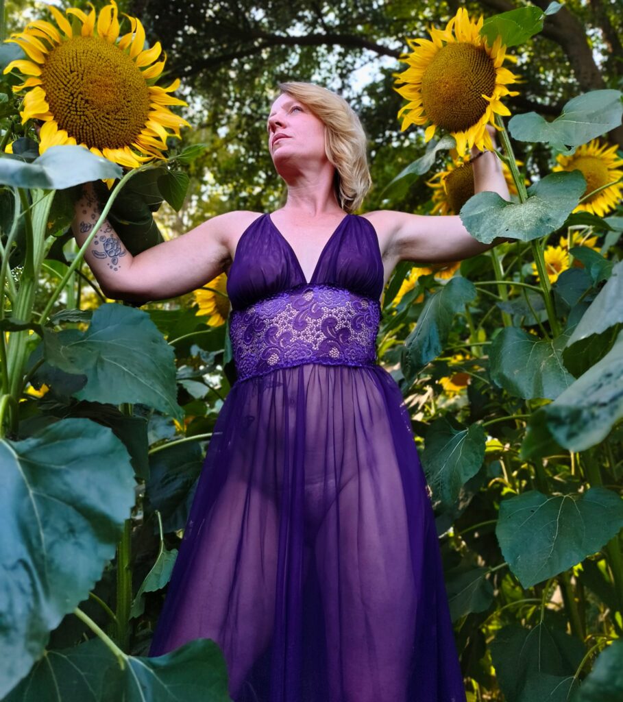 Milf dans un champs de tournesols